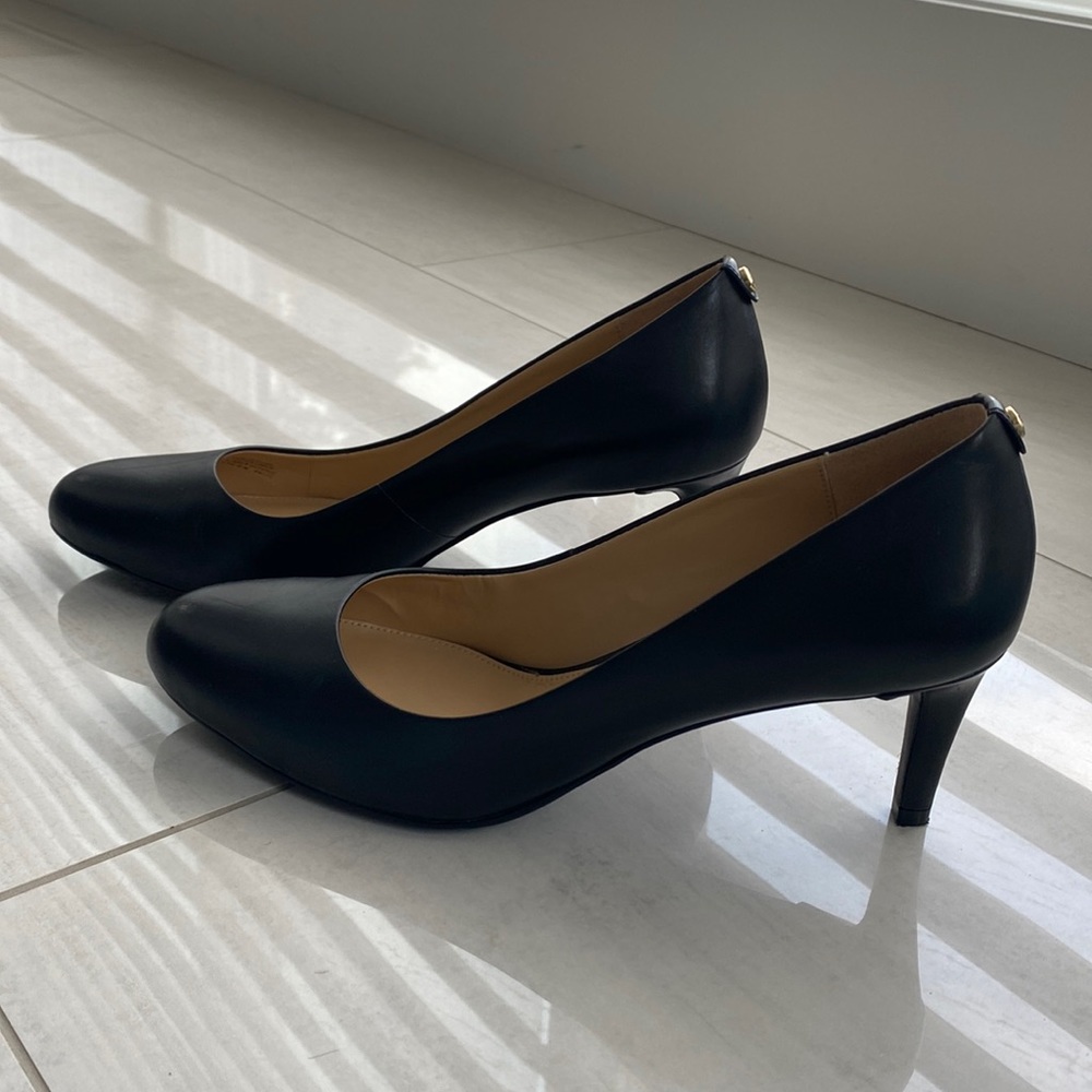 Like new Michael Kors Black Jenna Flex Pump